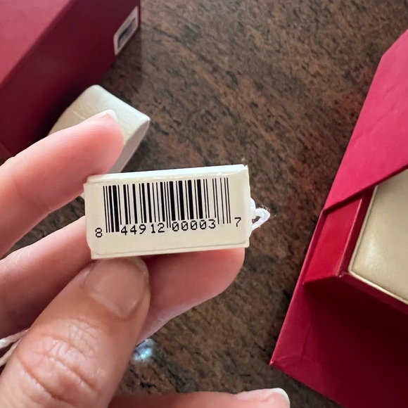 Ferragamo woman diamond white watch. Never been worn - Picture 2 of 4